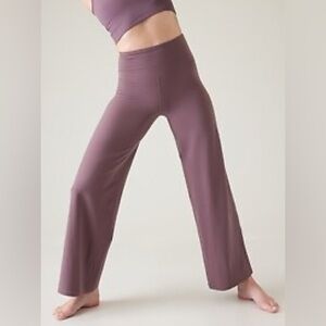 Athleta ELATION WIDE LEG PANT
Buttery-soft stretch with medium compression.